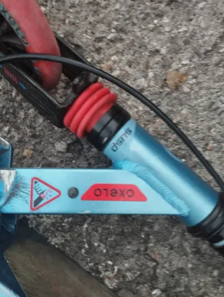 Patinete azul con ruedas rosas