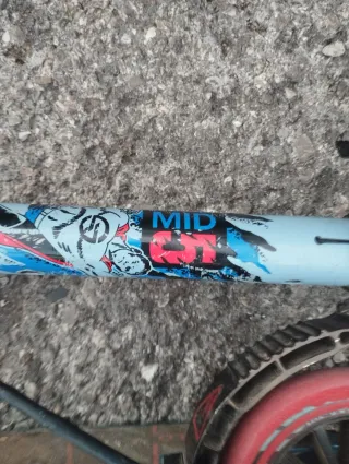 Patinete azul con ruedas rosas