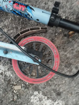 Patinete azul con ruedas rosas