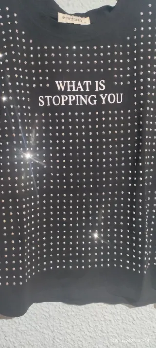 Camiseta negra con pedrería