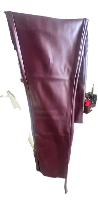 Pantalón cuero granate