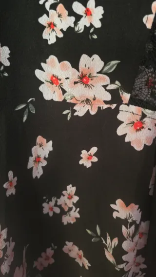 Vestido negro con flores rosas