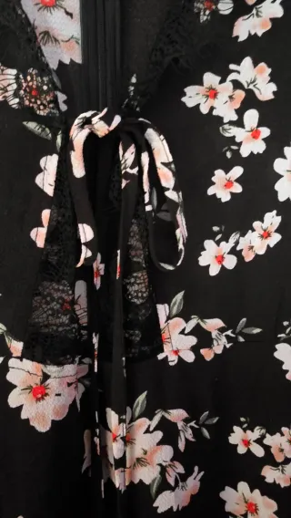 Vestido negro con flores rosas