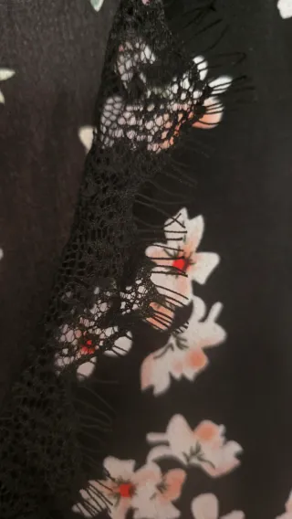 Vestido negro con flores rosas