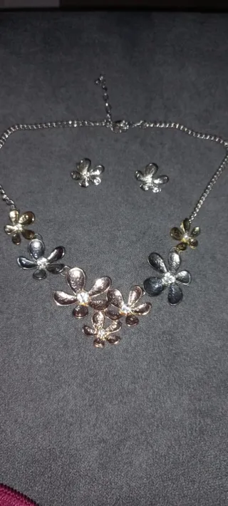Conjunto collar y pendientes flores