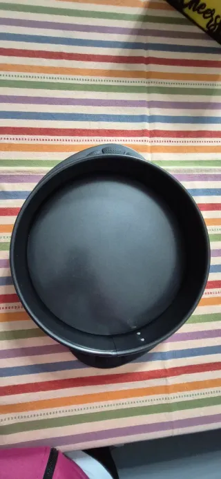 Tortiera apribile in metallo e plastica