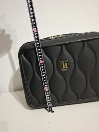 Maletín de viaje negro acolchado