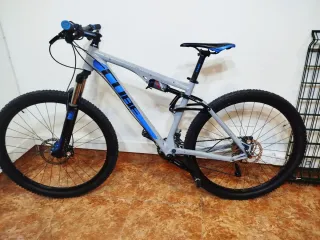 Bicicleta Cube Gris y Azul