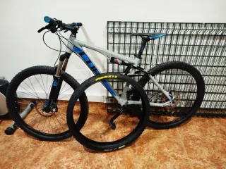 Bicicleta Cube Gris y Azul