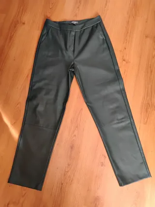 Pantalón polipiel verde Primark