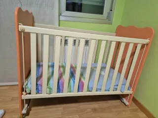 Cuna de bebé color naranja y blanco