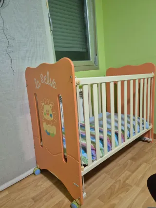 Cuna de bebé color naranja y blanco