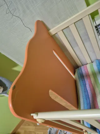 Cuna de bebé color naranja y blanco