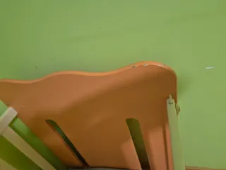 Cuna de bebé color naranja y blanco