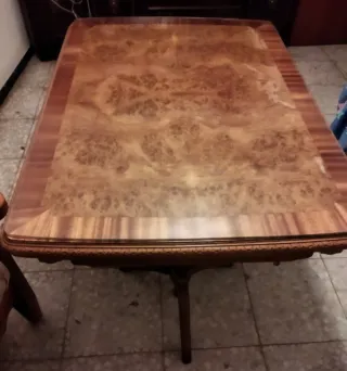 Mesa de comedor antigua de madera