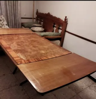 Mesa de comedor antigua de madera