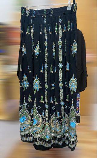 Falda larga hindú bordada