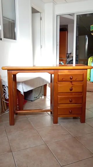 Scrivania con cassettiera in legno massello