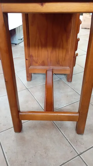 Scrivania con cassettiera in legno massello