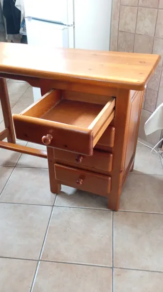 Scrivania con cassettiera in legno massello