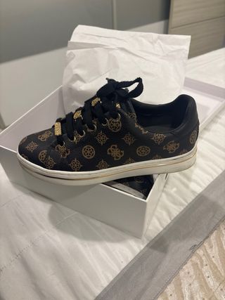 Zapatillas Guess Marrón y Negro