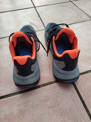 Zapatillas Trail Running Gris y Negra.