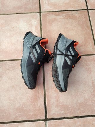Zapatillas Trail Running Gris y Negra.