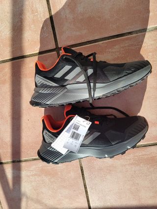 Zapatillas Trail Running Gris y Negra.