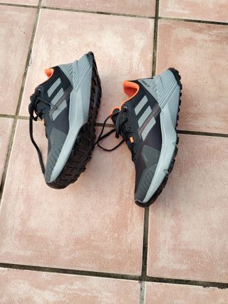 Zapatillas Trail Running Gris y Negra.