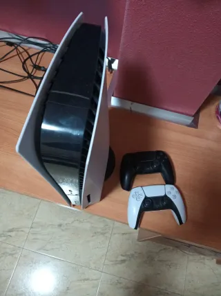 PlayStation 5 con 2 mandos