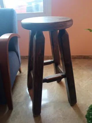 Sgabello alto in legno massello