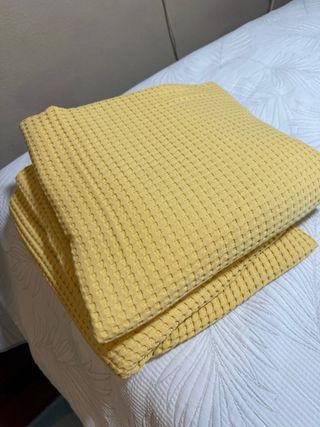 Colcha individual amarilla Ikea para camas de 90