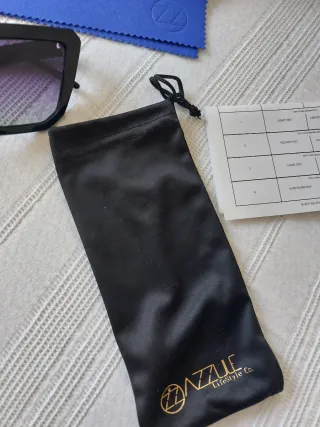 Gafas de sol negras y moradas