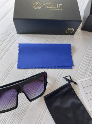 Gafas de sol negras y moradas