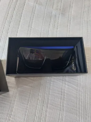 Gafas de sol negras y moradas