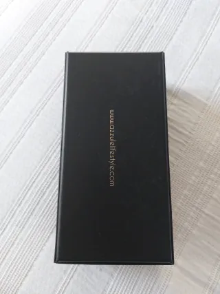 Gafas de sol negras y moradas