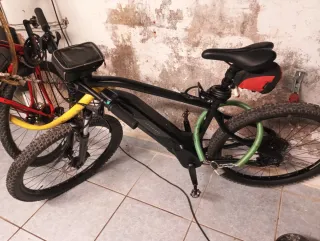 Bicicleta eléctrica negra