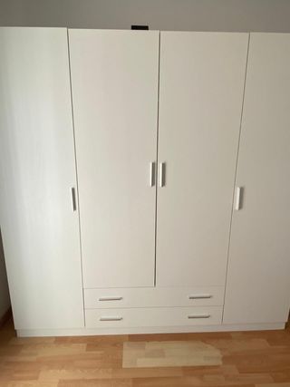 Armario blanco de madera