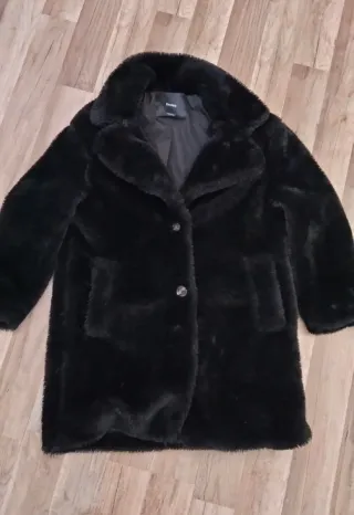 Abrigo negro de pelo sintético