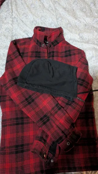 Chaqueta tejana Pull&Bear cuadros roja