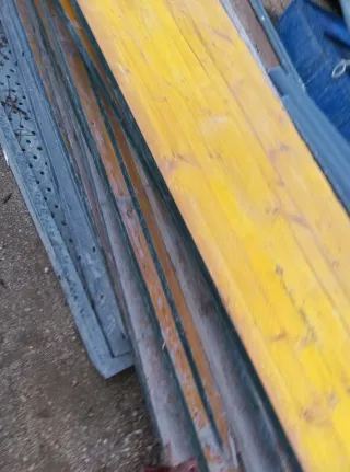 Tablero de madera amarillo