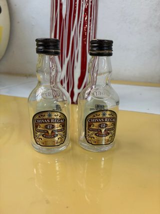 2 Bottiglie piccole di Whisky Chivas Regal vuote