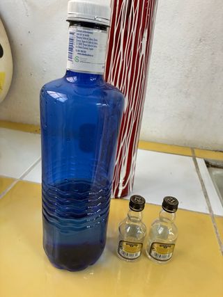 2 Bottiglie piccole di Whisky Chivas Regal vuote