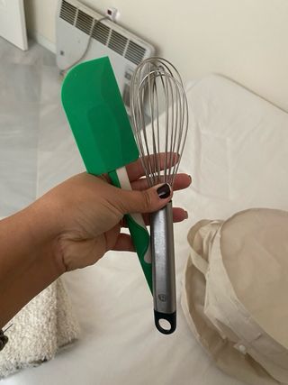 Batidora y espátula de cocina