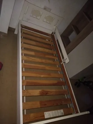 Cama infantil blanca con ovejas