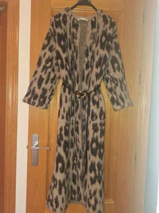 Abrigo largo Zara estampado leopardo