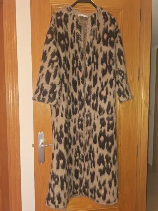 Abrigo largo Zara estampado leopardo