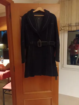 Abrigo negro con cinturón