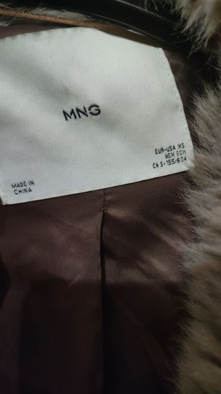 Abrigo voluminoso efecto pelos de la marca Mango