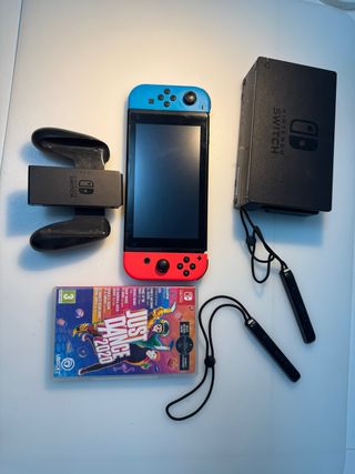 Nintendo Switch con mandos rojos y azules